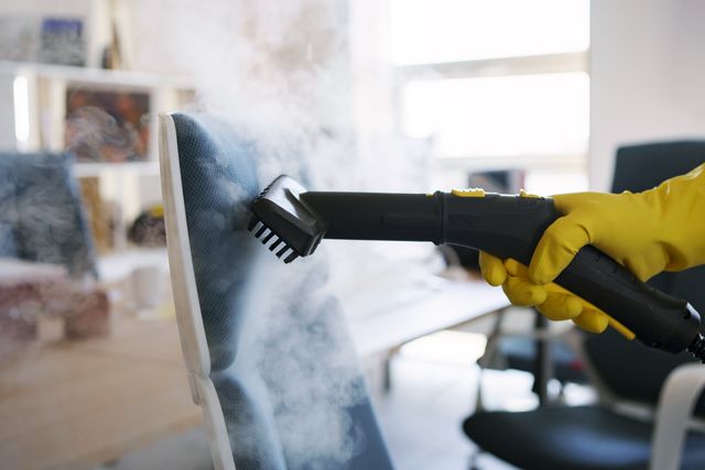 Chemické čištění židlí v kanceláři i doma